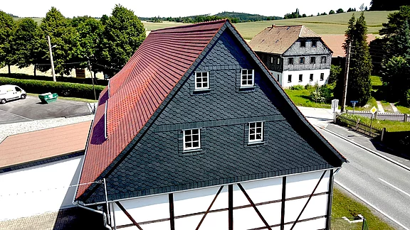 mit Schiefer verkleideter Giebel