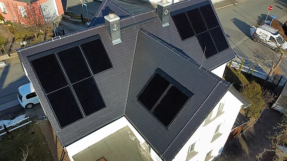 Kreuzdach mit Photovoltaikmodul