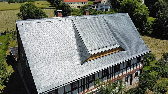 Schieferdach mit Hechtgaube