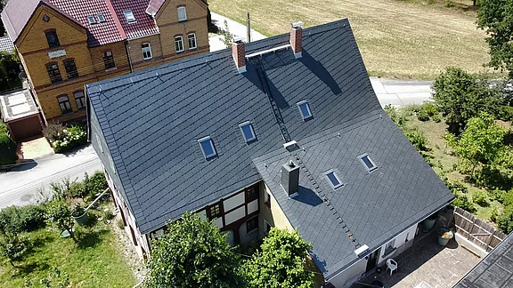 Schleppdach aus Schiefer