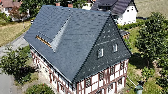 Schieferdach mit Hechtgaube und verkleidetem Giebel aus Schiefer