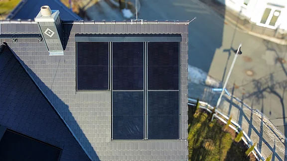 Kreuzdach mit Photovoltaikmodul