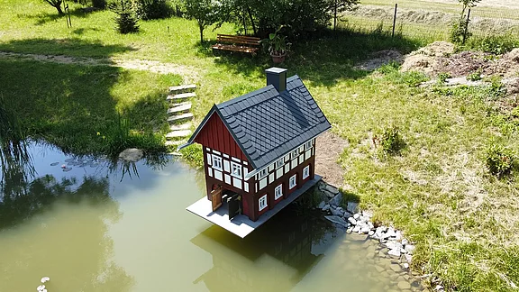Steildach an einem Entenhäuschen am Teich