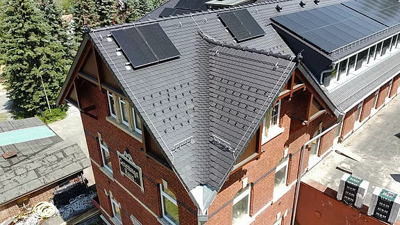 Dach mit spitz zulaufenden Dachrinnenprofilen