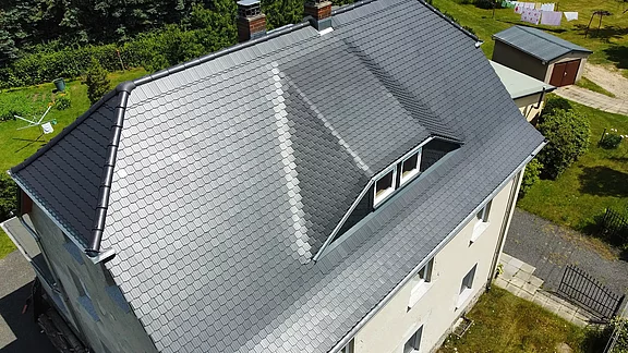 Krüppelwalmdach von nahem