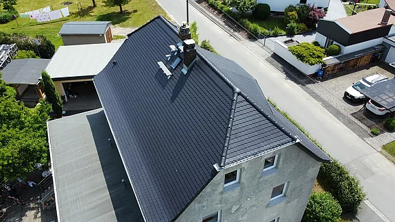 Krüppelwalmdach aus Vogelperspektive