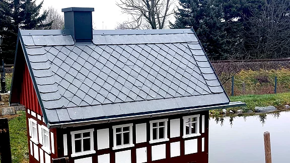 Entenhaus an einem Teich mit neu gedecktem Dach