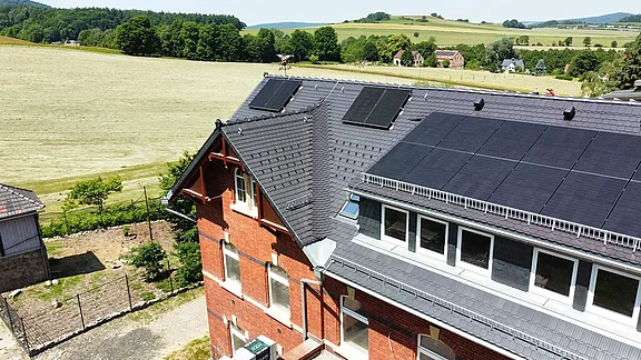 Dach mit spitz zulaufenden Dachrinnenprofilen