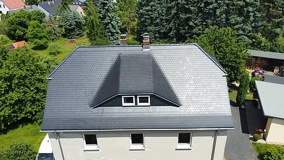 Krüppelwalmdach Frontansicht